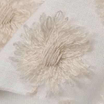 ローンフラワー刺繍（オフホワイト）表面感><br clear=