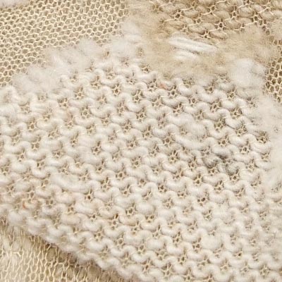 オパール幾何柄ウールネット（ブライトベージュ）表面感><br clear=